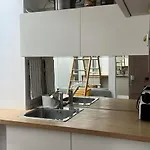 Au Coeur De Paris Au Pied De Notre Dame Studio Equipe Salle De Bains Wc Calme Clair Type Cabine Clim Ascenseur