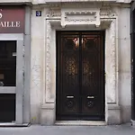Au Coeur De Paris Au Pied De Notre Dame Studio Equipe Salle De Bains Wc Calme Clair Type Cabine Clim Ascenseur